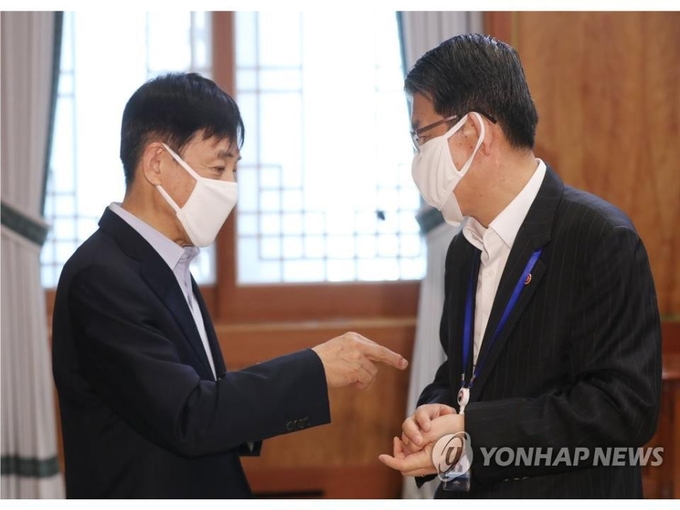 이주열 한국은행 총재(왼쪽)와 은성수 금융위원장이 3월 24일 청와대에서 열린 코로나19 관련 2차 비상경제회의에 참석해 이야기를 나누고 있습니다. 사진ㅣ연합뉴스