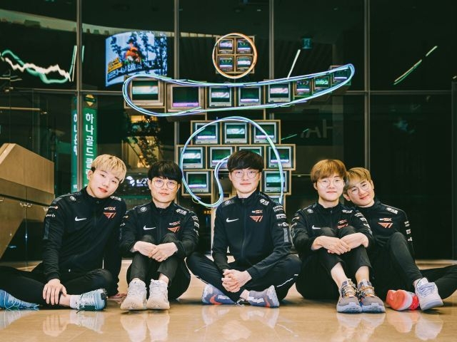  하나은행이 SKT e스포츠 기업 ‘T1’과 파트너십 체결했다. 사진 왼쪽부터 ‘칸나’ 김창동 선수, ‘커즈’ 문우찬 선수, ‘페이커’ 이상혁 선수, ‘테디’ 박진성 선수, ‘에포트’ 이상호 선수. 사진 | SK텔레콤 T1