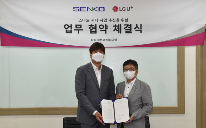 조원석 LG유플러스 기업신사업그룹장(오른쪽)과 하승철 센코 대표. 사진ㅣ센코