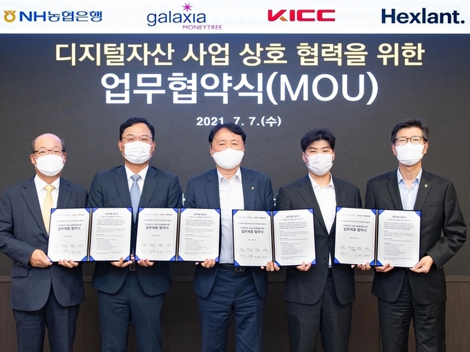 지난 7일 서울 중구 소재 NH농협은행 본사에서 ‘디지털자산 사업 상호협력을 위한 업무협약’을 체결하고 (사진 왼쪽부터) 임명수 한국정보통신 대표이사, 신동훈 갤럭시아머니트리 대표이사, 권준학 NH농협은행 은행장, 노진우 헥슬란트 대표이사, 이상래 NH농협은행 디지털금융부문장이 기념촬영을 하는 모습. 사진ㅣNH농협은행