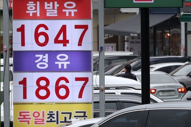 <em>이달 13일 경기도 남양주의 한 주유소 유가정보 게시판에 경유가 휘발유 보다 220원 비싼 1867원을 나타내고 있다.</em>