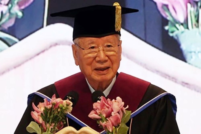 14일 KAIST 명예박사 학위를 받은 이중근 회장. 사진ㅣ부영그룹