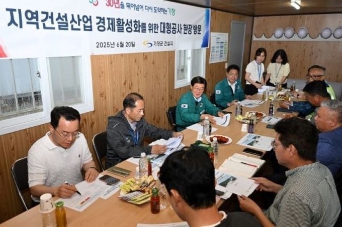 정종복 기장군수가 관내 주요 공공사업 현장을 방문해 관계자와 소통하고 있다. 사진ㅣ기장군