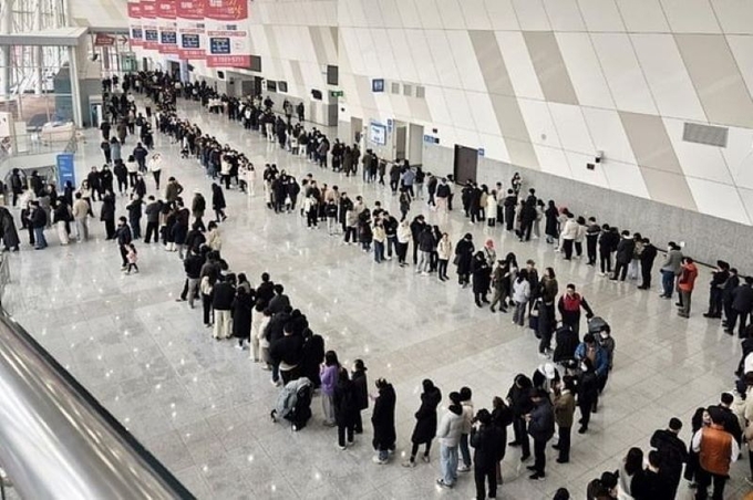 경기 고양시 킨텍스 제2전시장에 마련된 고양창릉지구 모델하우스 관람객. 사진ㅣLH