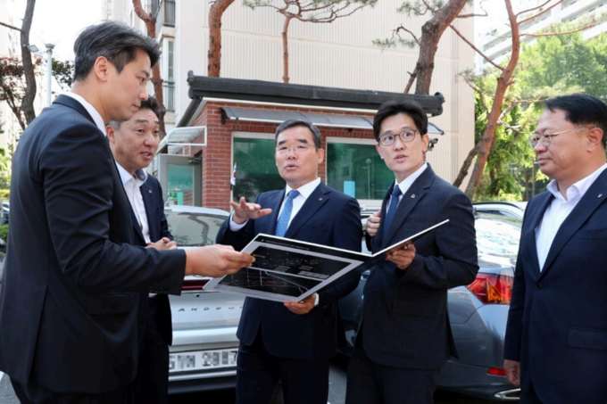 김보현 대우건설 사장(가운데)이 서울 강남구 '개포우성7차'를 방문하며 재건축 사업 수주 의지를 다졌다. 사진ㅣ대우건설
