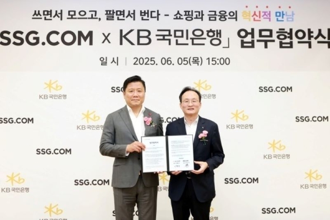 지난 5일 영등포 SSG닷컴 사옥에서 열린 'SSG닷컴-KB국민은행 업무협약식'에서 최훈학 SSG닷컴 대표이사(왼쪽), 이환주 KB국민은행장이 기념촬영하고 있다. 사진ㅣKB국민은행