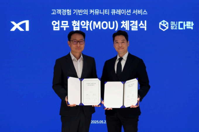 이용구 GS건설 건축주택설계부문장(사진 왼쪽)과 홍우태 세컨신드롬 대표가 업무 협약을 체결했다. 사진ㅣGS건설 