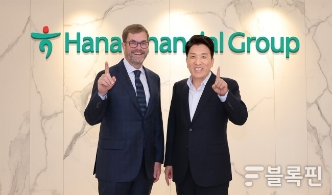 함영주 하나금융그룹 회장(오른쪽)이 지난 17일 그룹 명동사옥에서 존 코노턴 베인캐피탈 글로벌 CEO와 미팅을 가진 뒤 기념촬영하고 있다. 사진ㅣ하나금융그룹