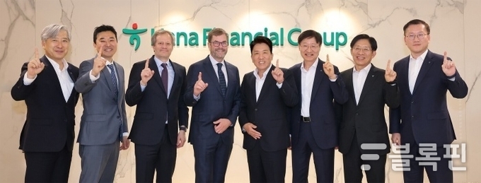 하나금융그룹과 베인캐피탈 최고경영자 미팅에 참석한 함영주 회장(오른쪽 네번째), 이승열 부회장(오른쪽 세번째), 강성묵 부회장(오른쪽 두번째), 존 코노턴 베인캐피탈 글로벌 CEO(왼쪽 네번째), 데이비드 그로스 베인캐피탈 공동대표(왼쪽 세번째), 이정우 베인캐피탈 한국대표(왼쪽 두번째) 등 주요인사가 기념촬영하고 있다. 사진ㅣ하나금융그룹