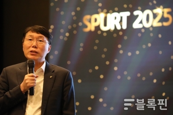 김재관 KB국민카드 사장이 지난 17일 열린 '2025년 상반기 경영전략회의'에서 올해 경영전략에 대해 발언하고 있다. 사진ㅣKB국민카드
