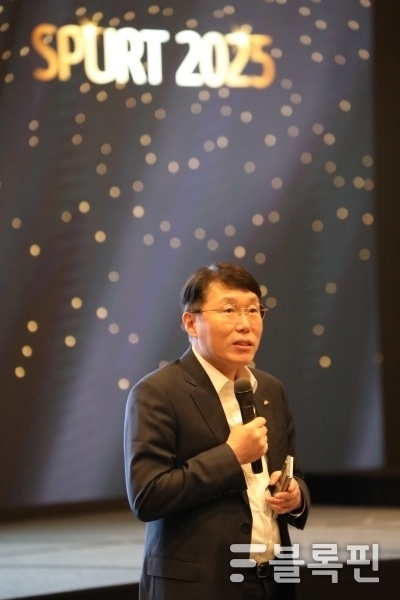 김재관 KB국민카드 사장이 지난 17일 열린 '2025년 상반기 경영전략회의'에서 올해 경영전략에 대해 발언하고 있다. 사진ㅣKB국민카드