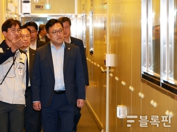 김병환 금융위원장이 취임 직후인 지난해 8월초 경기 화성시 동진쎄미켐(반도체·디스플레이)을 방문해 회사 관계자 안내를 받으며 공장 생산설비를 둘러보고 있다. 동진쎄미켐은 반도체공정 핵심재료인 감광액 국산화에 성공한 기업이다. 사진ㅣ금융위원회