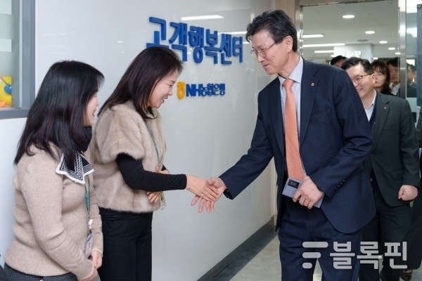 강태영 NH농협은행장이 설 연휴 비상운영체계 점검을 위해 고객행복센터에 방문해 직원들을 격려하고 있다. 사진ㅣNH농협은행