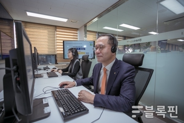 이찬우 NH농협금융지주 신임 대표이사 회장이 서울 용산구 소재 고객행복센터에서 고객상담 현장을 체험하고 있다. 사진ㅣNH농협금융지주