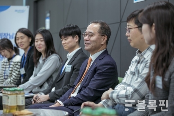 이찬우 NH농협금융지주 신임 대표이사 회장이 서울 용산구 소재 고객행복센터에서 직원들의 의견을 청취하고 있다. 사진ㅣNH농협금융지주