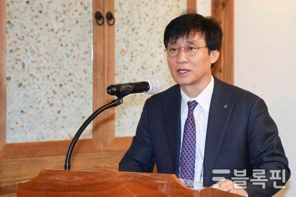 김철주 생명보험협회 회장이 12일 열린 기자간담회에서 인사말하고 있다. 사진ㅣ생명보험협회