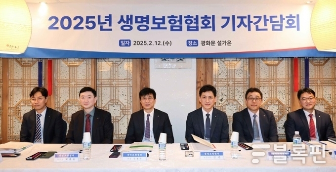 왼쪽부터 생명보험협회 박순근 소비자서비스본부장, 최종윤 경영지원본부장, 김철주 회장, 김준 전무, 천승환 시장지원본부장, 조성준 기획조정부장. 사진ㅣ생명보험협회