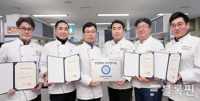 서울 성동구 성수동 신세계푸드 R&D센터에서 공병천 R&D담당(왼쪽에서 세번째)을 비롯한 관계자들이 과학기술정보통신부의 ‘안전관리 우수연구실’ 인증서를 들고 기념촬영을 하고 있는 모습. 