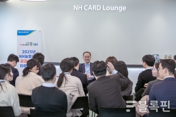이찬우 NH농협금융지주 회장이 27일 열린 타운홀미팅에서 직원들 의견을 듣고 있다. 사진ㅣNH농협금융지주