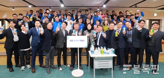 지난 4일 서울 동대문구 동아오츠카 본사에서 진행된 46주년 창립기념식에 박철호 동아오츠카 대표이사 등이 참석한 모습. 사진ㅣ동아오츠카
