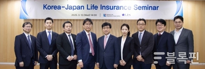 김철주 생명보험협회 회장(가운데)이 '2025 한일 생명보험 세미나'에서 요네쿠라 츠카사 OLICDC 회장(왼쪽 네번째) 등 양국 생명보험업계 주요인사와 기념촬영하고 있다. 왼쪽 여섯번째부터 양희석 NH농협생명 변호사, 천승환 생명보험협회 상무, 김기성 라이나생명 부사장, 오상택 삼성생명 상무. 사진ㅣ생명보험협회