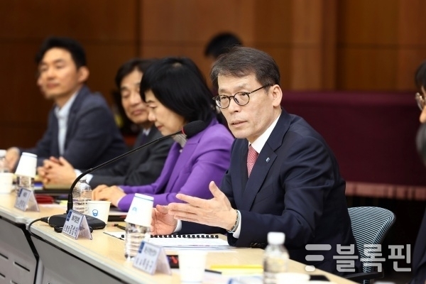 김성태 IBK기업은행장이 12일 성남상공회의소에서 지역 중소기업 대표들과 대화하고 있다. 사진ㅣIBK기업은행