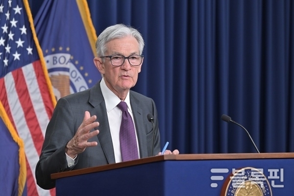 제롬 파월 미 연준 의장이 19일(현지시간) 연방공개시장위원회(FOMC) 결과를 설명하며 취재진 질의에 답하고 있다. 사진ㅣ연준 홈페이지