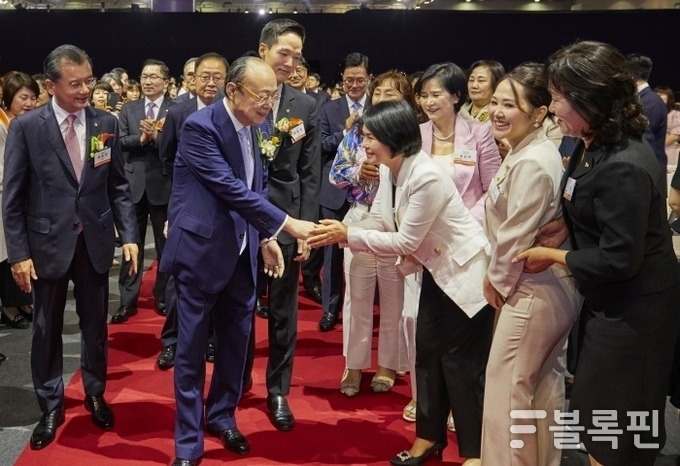 김승연 한화그룹 회장이 지난해 5월 열린 한화생명금융서비스 연도대상 시상식에서 차남 김동원 한화생명 CGO 사장과 함께 입장하면서 한 FP와 악수하고 있다. 왼쪽은 여승주 한화생명 대표이사 부회장. 사진ㅣ한화생명