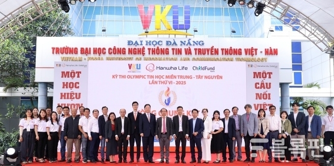 후잉 꽁 팝 한-베 ICT대학교 총장(가운데), 홍정표 한화생명 커뮤니케이션실장(가운데에서 왼쪽 첫번째) 등 제6회 베트남 정보올림피아드 주요 관계자들이 기념촬영하고 있다. 사진ㅣ한화생명