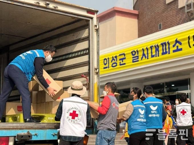 24일 SPC그룹 직원들이 의성군 일시대피소를 찾아 대한적십자사와 함께 구호물품을 전달하는 모습. 사진ㅣ대한적십자사