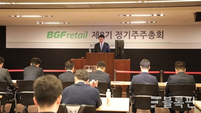 26일 서울 강남구 BGF리테일 본사에서 열린 제8기 정기주주총회에서 민승배 대표이사가 발언하는 모습. 사진ㅣBGF리테일