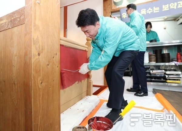 함영주 하나금융그룹 회장이 지난 26일 소상공인 사업장을 찾아 임직원과 함께 실내보수 지원활동을 하고 있다. 사진ㅣ하나금융그룹
