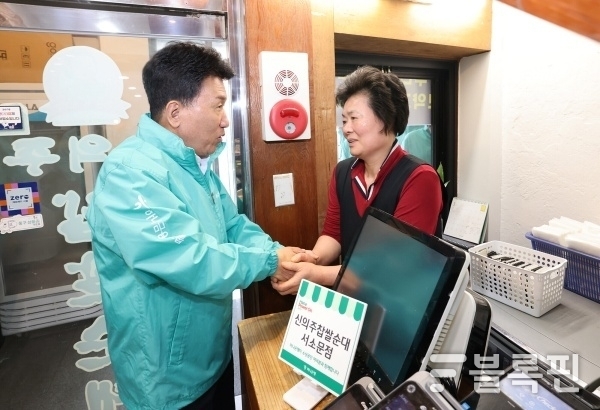 함영주 하나금융그룹 회장이 지난 26일 소상공인 사업장을 찾아 임직원과 함께 실내보수 지원활동을 한 뒤 소상공인과 인사를 나누고 있다. 사진ㅣ하나금융그룹
