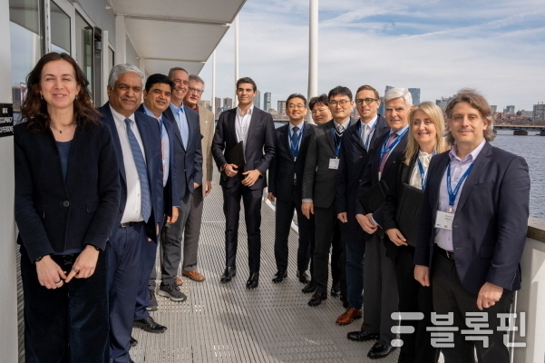 오른쪽부터 첫 번째 테미스 삽시스 MIT 해양공학센터장, 일곱 번째 장광필 HD한국조선해양 미래기술연구원장 사진|HD한국조선해양