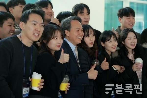 진옥동 신한금융그룹 회장(가운데)이 작년 12월 당시 그룹 공동연수 중인 신입직원들과 기념촬영하고 있다. 사진ㅣ신한금융그룹