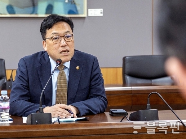 김병환 금융위원장이 4일 광화문 정부서울청사에서 긴급간부회의를 주재하고 있다. 사진ㅣ금융위원회