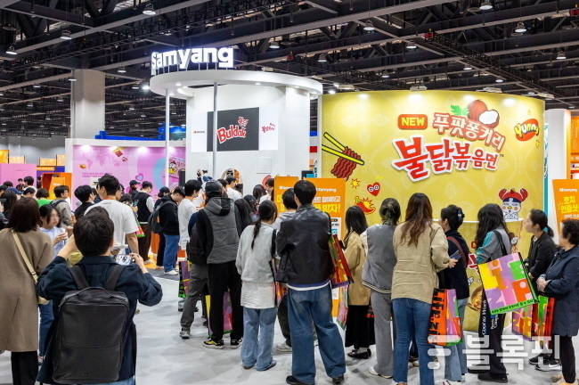 2025 라면박람회 삼양식품 부스 앞에 방문객들이 줄을 서고 있는 모습. 사진ㅣ삼양식품