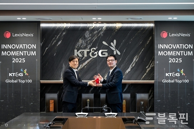 지난 4일 렉시스넥시스 선정 ‘글로벌 100대 혁신기업’ 시상식에 참석한 한정호 KT&G NGP개발센터장(오른쪽)과 안형진 렉시스넥시스 한국영업대표(왼쪽). 사진ㅣKT&G
