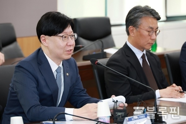 김소영 금융위원회 부위원장이 8일 광화문 정부서울청사에서 연구기관·학계·시장참여자가 참석한 가운데 열린 '제1차 자본시장전략포럼'에서 발언하고 있다. 사진ㅣ금융위원회