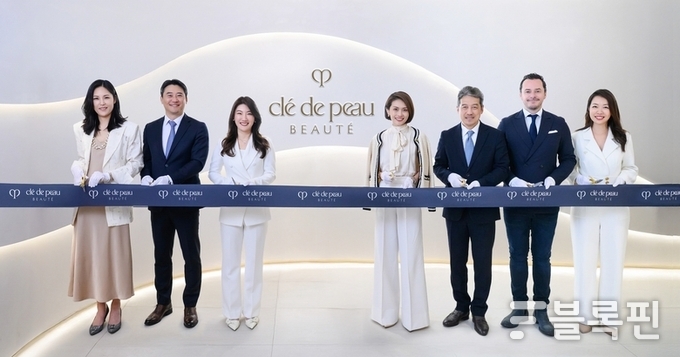 이정호 호텔신라 호텔&레저 부문장(오른쪽 세 번째), 니콜 탄 시세이도 아시아 퍼시픽 대표(오른쪽 네 번째), 양근혜 시세이도 코리아 대표(오른쪽 다섯 번째). 사진ㅣ호텔신라