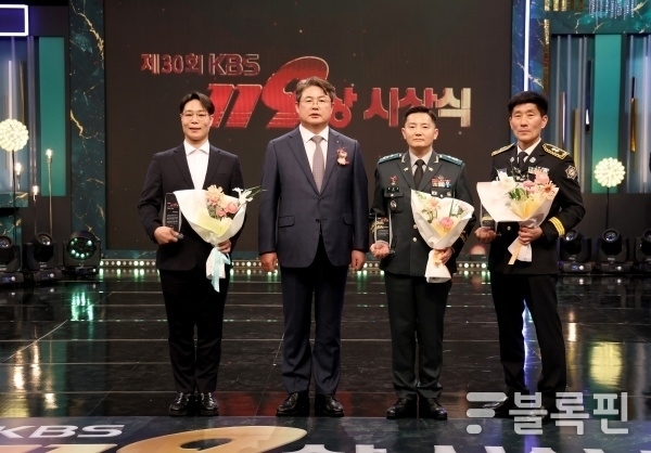 KBS119상 시상식에서 정종표 DB손해보험 사장(왼쪽 두번째)과 특별상, 명예상 수상자가 기념촬영하고 있다. 사진ㅣDB손해보험