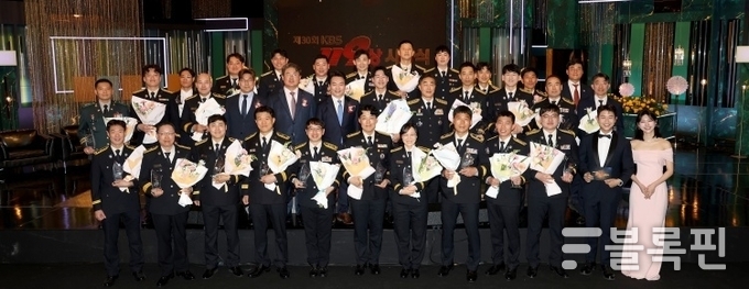 KBS119상 시상식에서 정종표 DB손해보험 사장과 수상자들이 기념촬영하고 있다. 사진ㅣDB손해보험