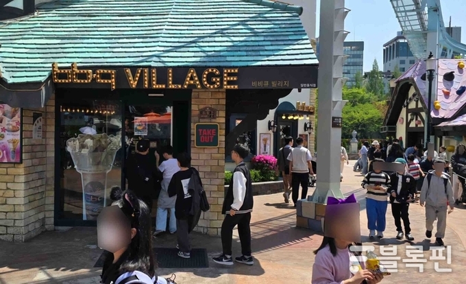 롯데월드 어드벤처 매직아일랜드에서 운영 중인 BBQ 매장. 사진ㅣ제너시스BBQ