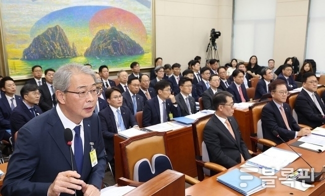 임종룡 우리금융그룹 회장이 2024년 10월 당시 열린 국회 정무위원회 국정감사에 출석해 의원 질의에 답하고 있다. 사진ㅣ연합뉴스