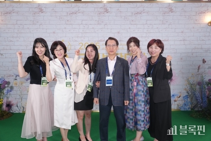 신칭재 교보생명 대표이사 겸 이사회 의장이 9일 인천 송도컨벤시아에서 열린 '2025 고객보장대상 시상식'에서 컨설턴트들과 기념촬영하고 있다. 사진ㅣ교보생명