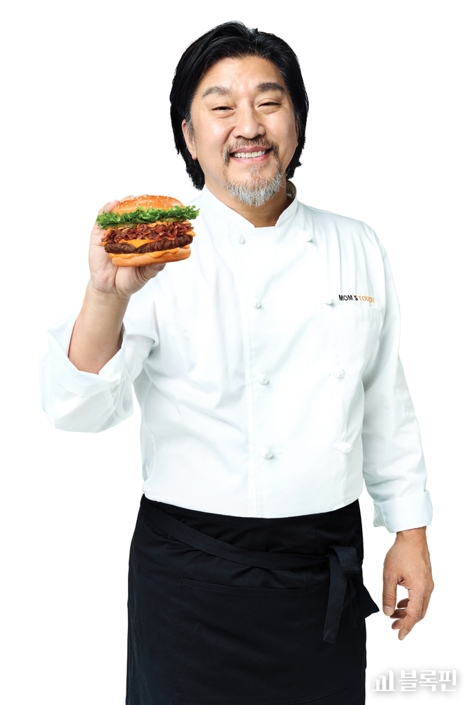 '에드워드 리 비프버거'를 들고 있는 에드워드 리 셰프. 사진ㅣ맘스터치