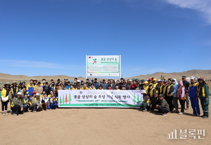 지난 10일 ‘상상의 숲’ 식재 활동에 참여한 KT&G복지재단 관계자와 참가자들이 기념사진을 촬영하고 있는 모습. 사진/ KT&G