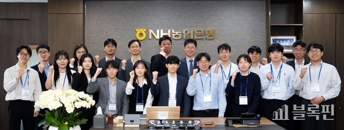 강태영 NH농협은행장이 집무실에서 'AI코드 어시스턴트' 추진직원들과 'With CEO' 소통행사를 하고 있다. 사진ㅣNH농협은행