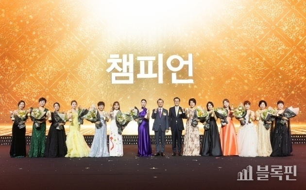 한화생명금융서비스 연도대상 시상식에서 여승주 한화생명 대표이사(왼쪽 여덟번째), 이경근 한화생명금융서비스 대표이사(왼쪽 아홉번째)가 챔피언 수상자들과 함께 기념촬영하고 있다. 사진ㅣ한화생명
