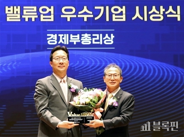 왼쪽부터 윤인대 기획재정부 차관보, 양종희 KB금융그룹 회장. 사진ㅣKB금융그룹